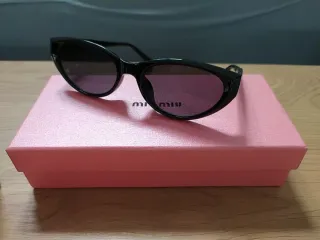 Gafas de sol Miu Miu negras y rosas