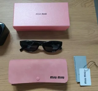 Gafas de sol Miu Miu negras y rosas