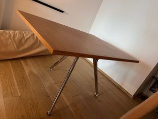 Mesa de madera y metal