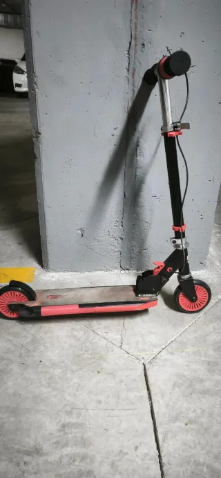 Patinete infantil rojo y negro