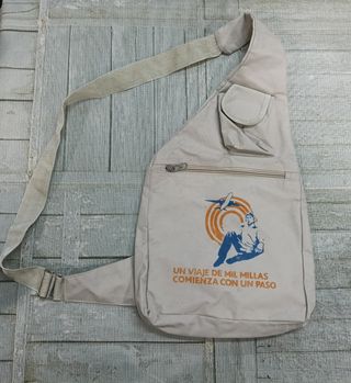 Mochila cruzada beige con estampado