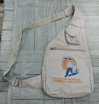 Mochila cruzada beige con estampado