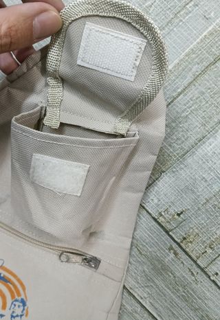 Mochila cruzada beige con estampado