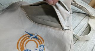 Mochila cruzada beige con estampado