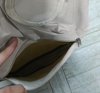 Mochila cruzada beige con estampado