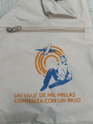 Mochila cruzada beige con estampado