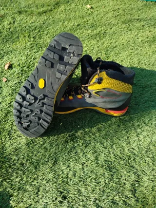 Scarpa da montagna La Sportiva con attacco a ramponi, taglia 45 1/2