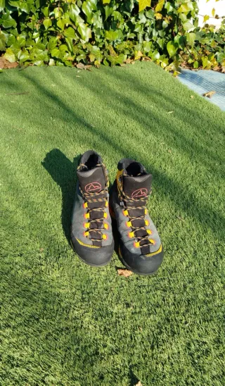 Scarpa da montagna La Sportiva con attacco a ramponi, taglia 45 1/2
