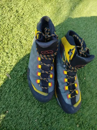 Scarpa da montagna La Sportiva con attacco a ramponi, taglia 45 1/2