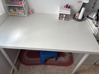 Mesa de estudio blanca con patas metálicas