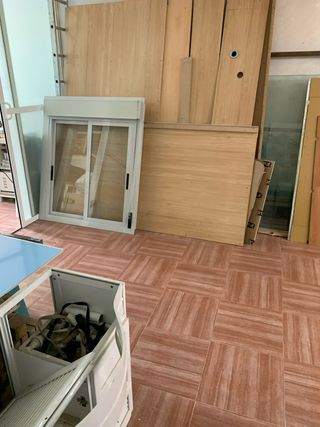 Ventana corredera gris claro,