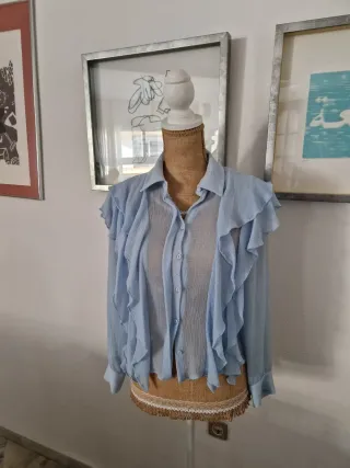 Blusa, camisa, top celeste con volantes Zara