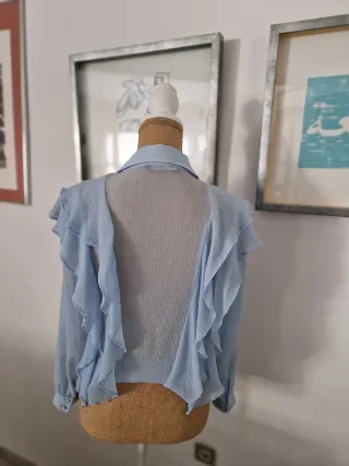 Blusa, camisa, top celeste con volantes Zara