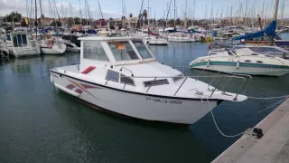 Barco blanco con cabina y matrícula VA-3-269