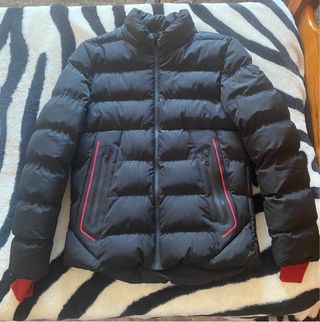 Chaqueta acolchada negra con detalles rojos hombre