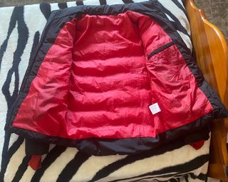 Chaqueta acolchada negra con detalles rojos hombre