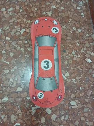 Monopatín infantil coche rojo
