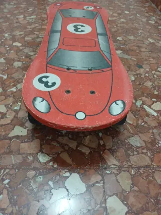 Monopatín infantil coche rojo