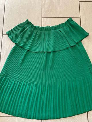 Top verde plissettato scollo a barca