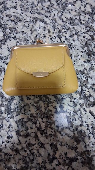 Monedero amarillo con cierre de clip