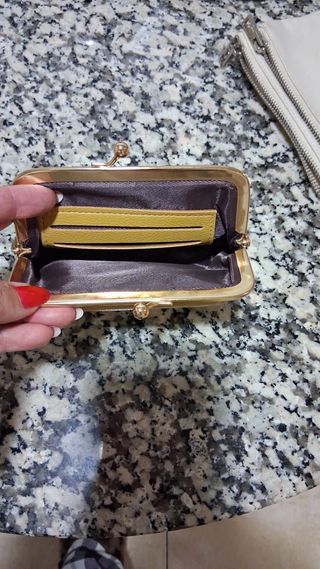 Monedero amarillo con cierre de clip
