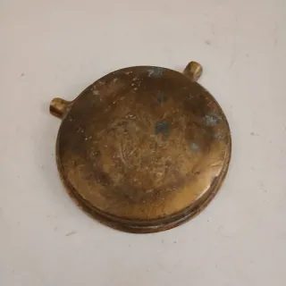 Cenicero de latón con escena