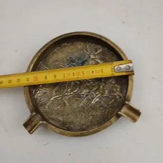 Cenicero de latón con escena