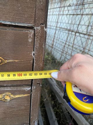 Caseta para perro de madera hecha a mano.