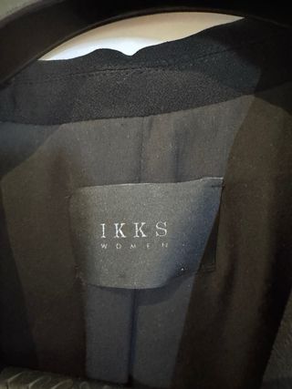 Americana crep IKKS negra estampado tigre. Nueva