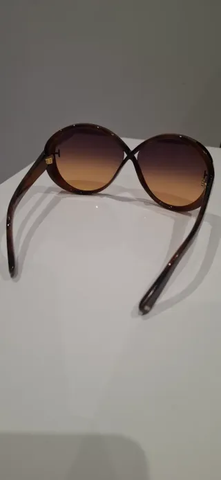 Gafas de sol marrones y doradas