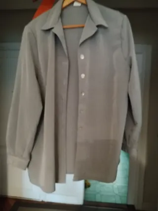 Camisa, sobre camisa gris