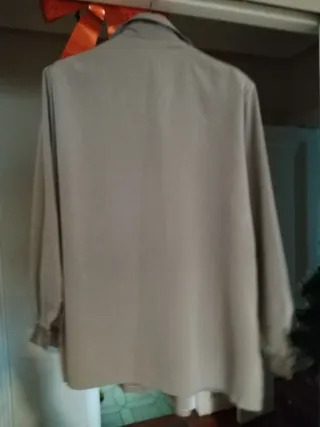 Camisa, sobre camisa gris