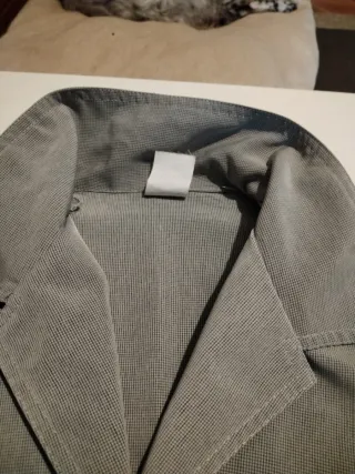 Camisa, sobre camisa gris