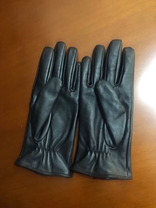 Boina visera y guantes polipiel negros
