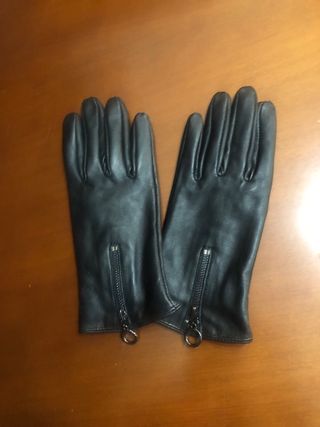 Boina visera y guantes polipiel negros