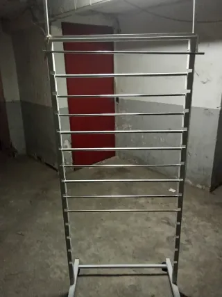 Espositori metallici e in vetro per negozio