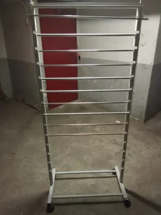 Espositori metallici e in vetro per negozio