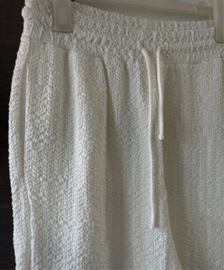 Pantalón beige de tela texturizada