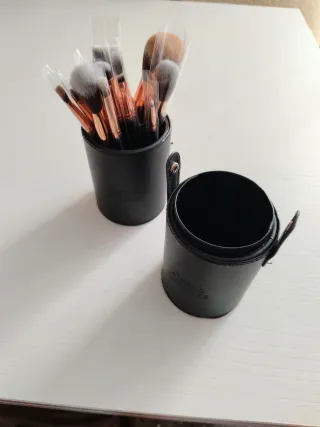 Kit de brochas de maquillaje negro y dorado