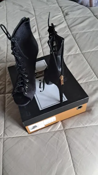 Botas pretas de salto alto com atacadores