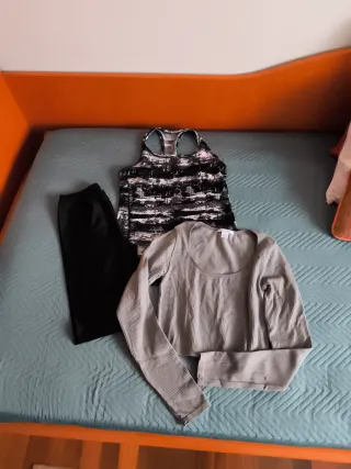 Mallas negras, camiseta estampada y camiseta gris