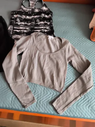 Mallas negras, camiseta estampada y camiseta gris