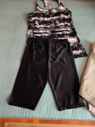 Mallas negras, camiseta estampada y camiseta gris