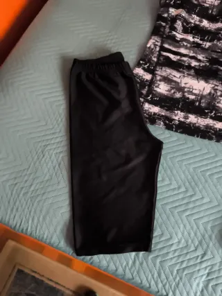 Mallas negras, camiseta estampada y camiseta gris