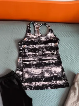 Mallas negras, camiseta estampada y camiseta gris