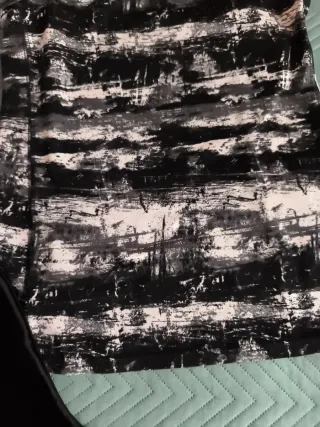 Mallas negras, camiseta estampada y camiseta gris