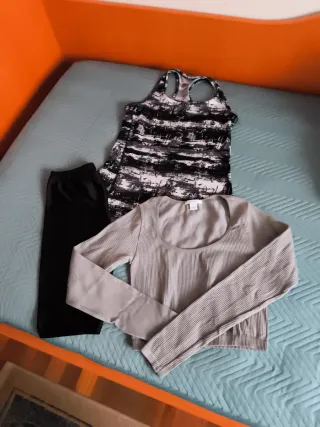 Mallas negras, camiseta estampada y camiseta gris