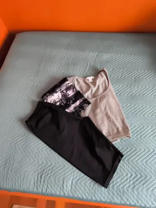 Mallas negras, camiseta estampada y camiseta gris