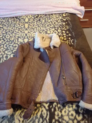 Abrigo de piel marrón y beige