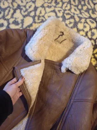 Abrigo de piel marrón y beige